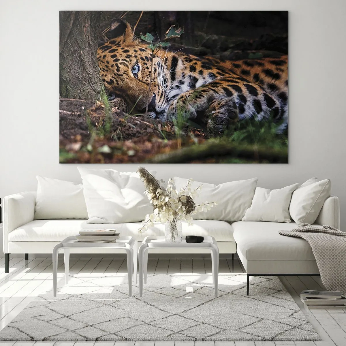 Quadro su vetro - Un giaguaro sdraiato a terra guarda con calma la telecamera. - 120x80cm - Fidati di me - Decorazione murale moderna per soggiorno e camera da letto ARTTOR