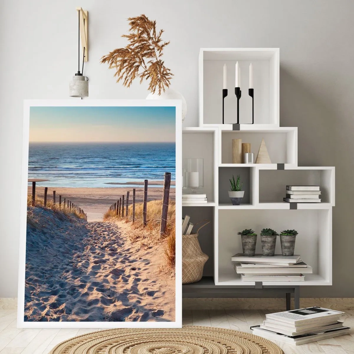Poster - Sentiero tra le dune che conduce alla spiaggia al tramonto - 50x70cm - Rumore del mare, uccelli che cantano, spiaggia selvatica tra i cespugli... - Decorazione murale moderna per soggiorno e camera da letto ARTTOR