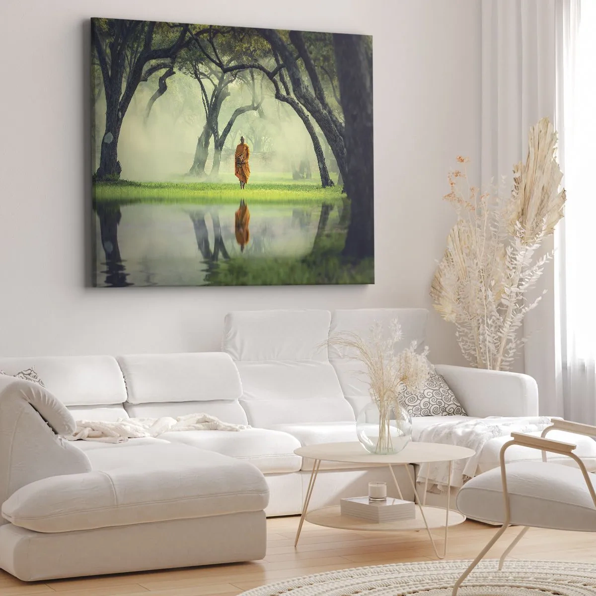 Quadro su tela - Stampe su Tela - Un monaco con una tunica arancione in una foresta con uno sfondo nebbioso e il riflesso nell'acqua. - 120x80cm - In cammino verso l'illuminazione - Decorazione murale moderna per soggiorno e camera da letto ARTTOR