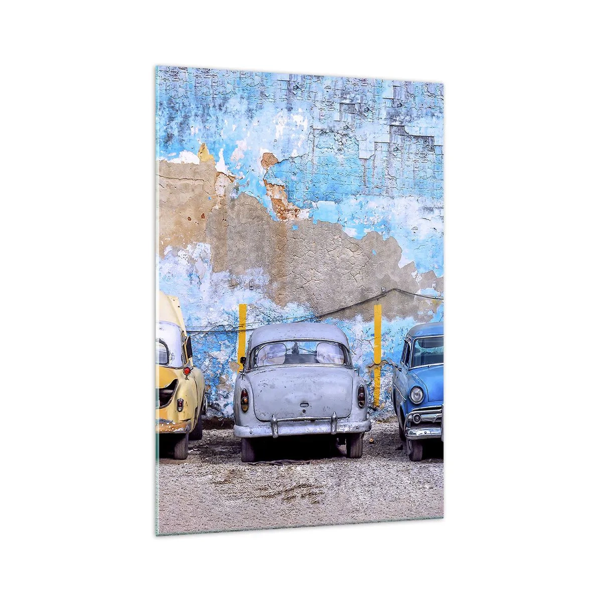 Quadro su vetro - Vecchie auto sullo sfondo di un muro distrutto - 70x100cm - L'incontro dei veterani - Decorazione murale moderna per soggiorno e camera da letto ARTTOR