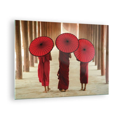 Quadro su vetro - Monaci con ombrelli rossi che camminano lungo un corridoio di legno - 70x50cm - In cammino verso la Terra Pura - Decorazione murale moderna per soggiorno e camera da letto ARTTOR