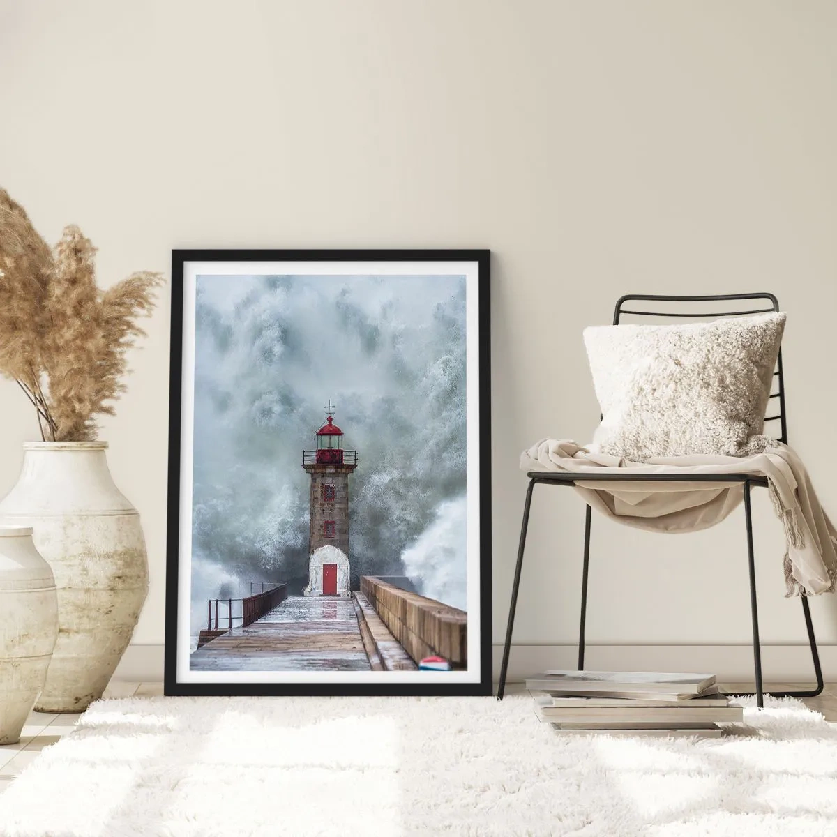 Poster in cornice nera - Un faro circondato da onde potenti durante una tempesta - 50x70cm - Fragore delle acque, rumore di tempesta - Decorazione murale moderna per soggiorno e camera da letto ARTTOR