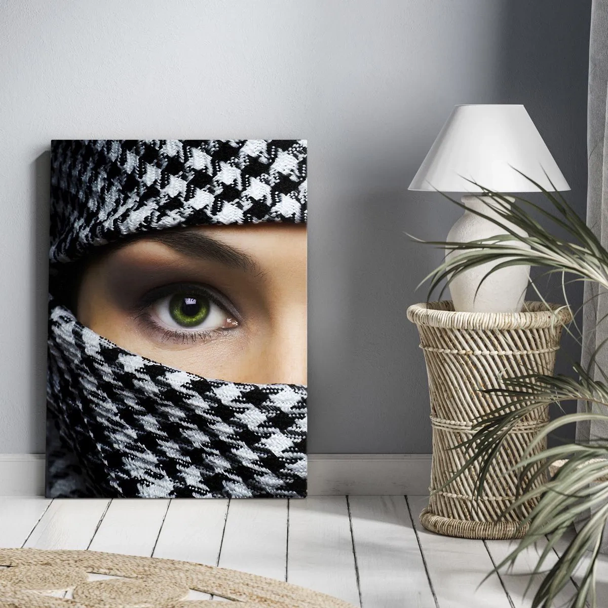 Quadro su tela - Stampe su Tela - Gli occhi verdi di una donna sono nascosti dietro un tessuto a fantasia in bianco e nero. - 50x70cm - Ritratto di bellezza velata con gli occhi verdi - Decorazione murale moderna per soggiorno e camera da letto ARTTOR