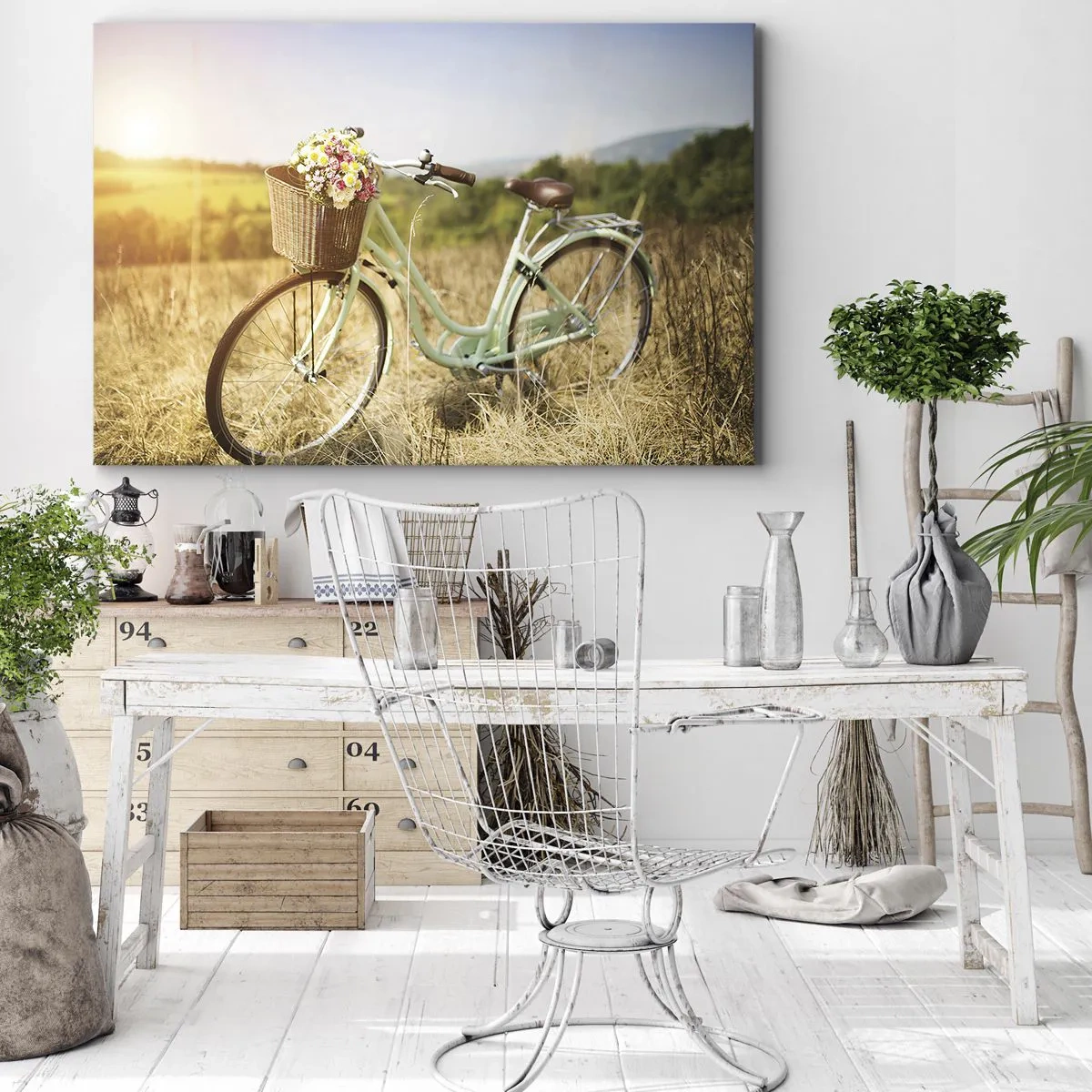 Quadro su tela - Stampe su Tela - Una bicicletta retrò con un cesto pieno di fiori sullo sfondo di un prato. - 70x50cm - Resto qui un attimo - Decorazione murale moderna per soggiorno e camera da letto ARTTOR