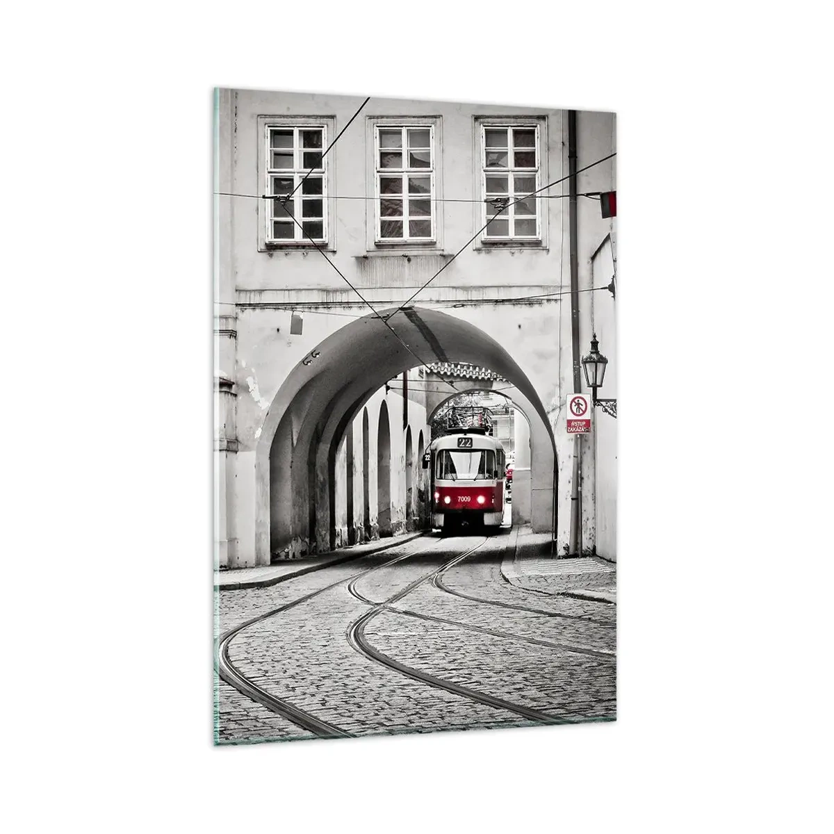 Quadro su vetro - Un tram bianco e nero in una strada storica della città - 80x120cm - Attraverso il labirinto cittadino - Decorazione murale moderna per soggiorno e camera da letto ARTTOR