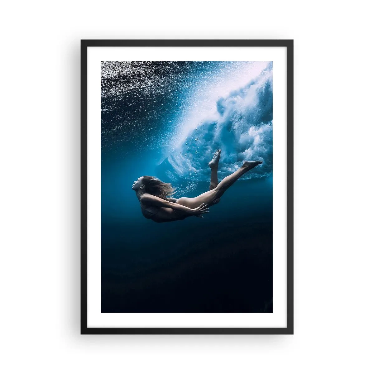 Poster in cornice nera - Una donna che nuota sott'acqua circondata da bolle e onde. - 50x70cm - Moderna sirena - Decorazione murale moderna per soggiorno e camera da letto ARTTOR