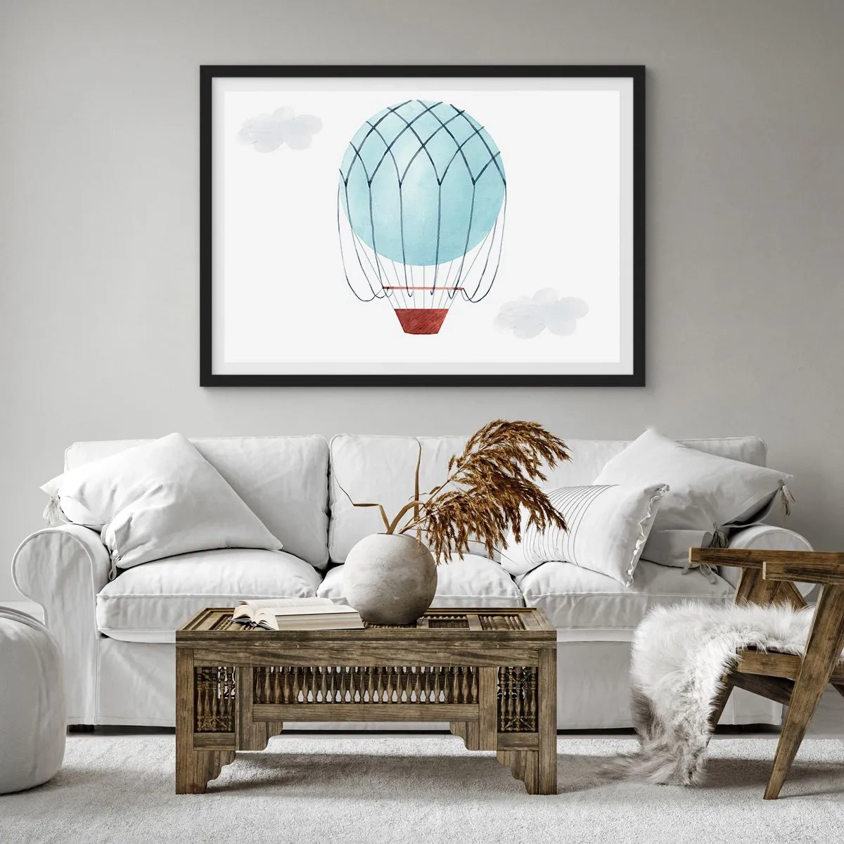 Poster in cornice nera - Un palloncino dipinto a mano su uno sfondo di nuvole delicate. - 100x70cm - In mezzo alle nuvole - Decorazione murale moderna per soggiorno e camera da letto ARTTOR