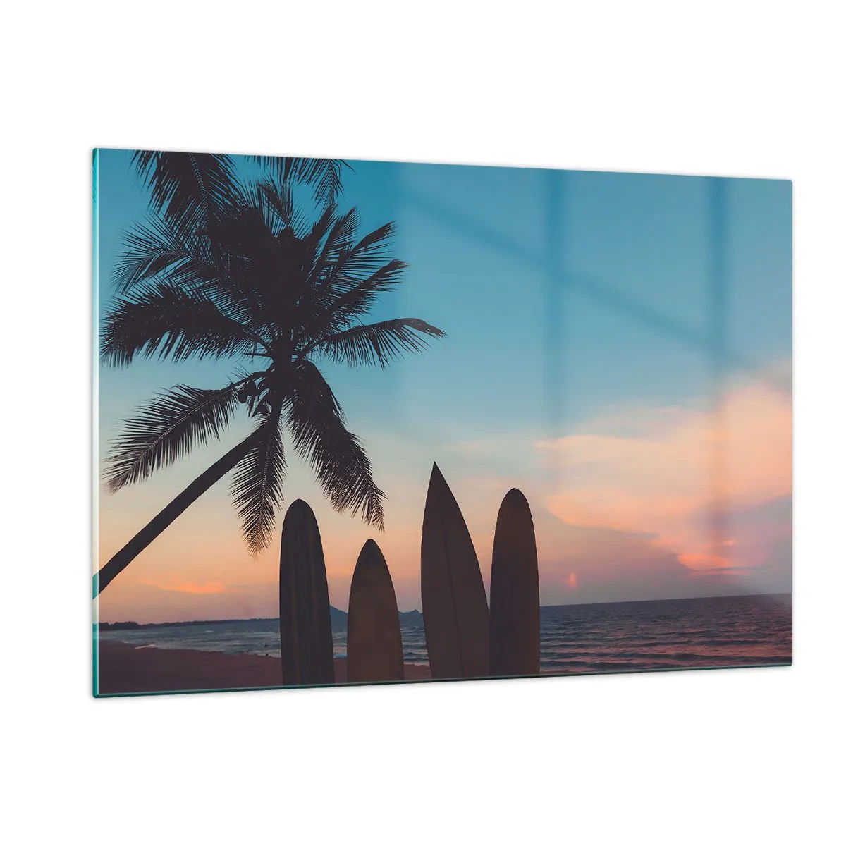 Quadro su vetro - Palma e tavole da surf sulla spiaggia al tramonto - 120x80cm - Domani anche ci divertiamo - Decorazione murale moderna per soggiorno e camera da letto ARTTOR