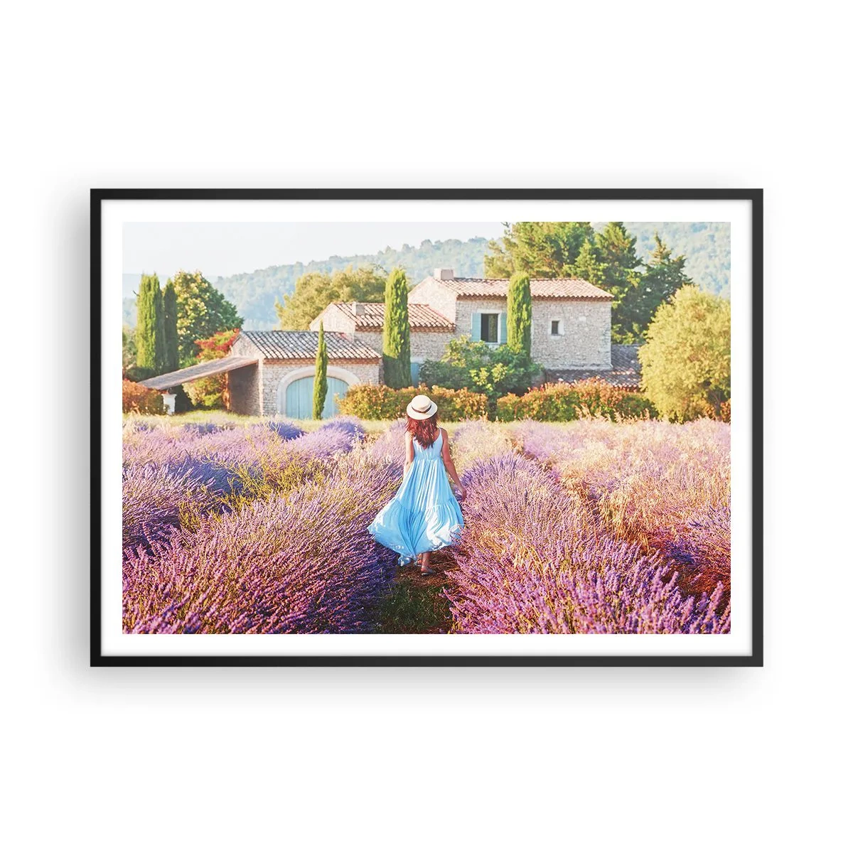 Poster in cornice nera - Una donna con un vestito blu cammina attraverso un campo di lavanda con vista su una casa. - 100x70cm - La ragazza nella lavanda - Decorazione murale moderna per soggiorno e camera da letto ARTTOR