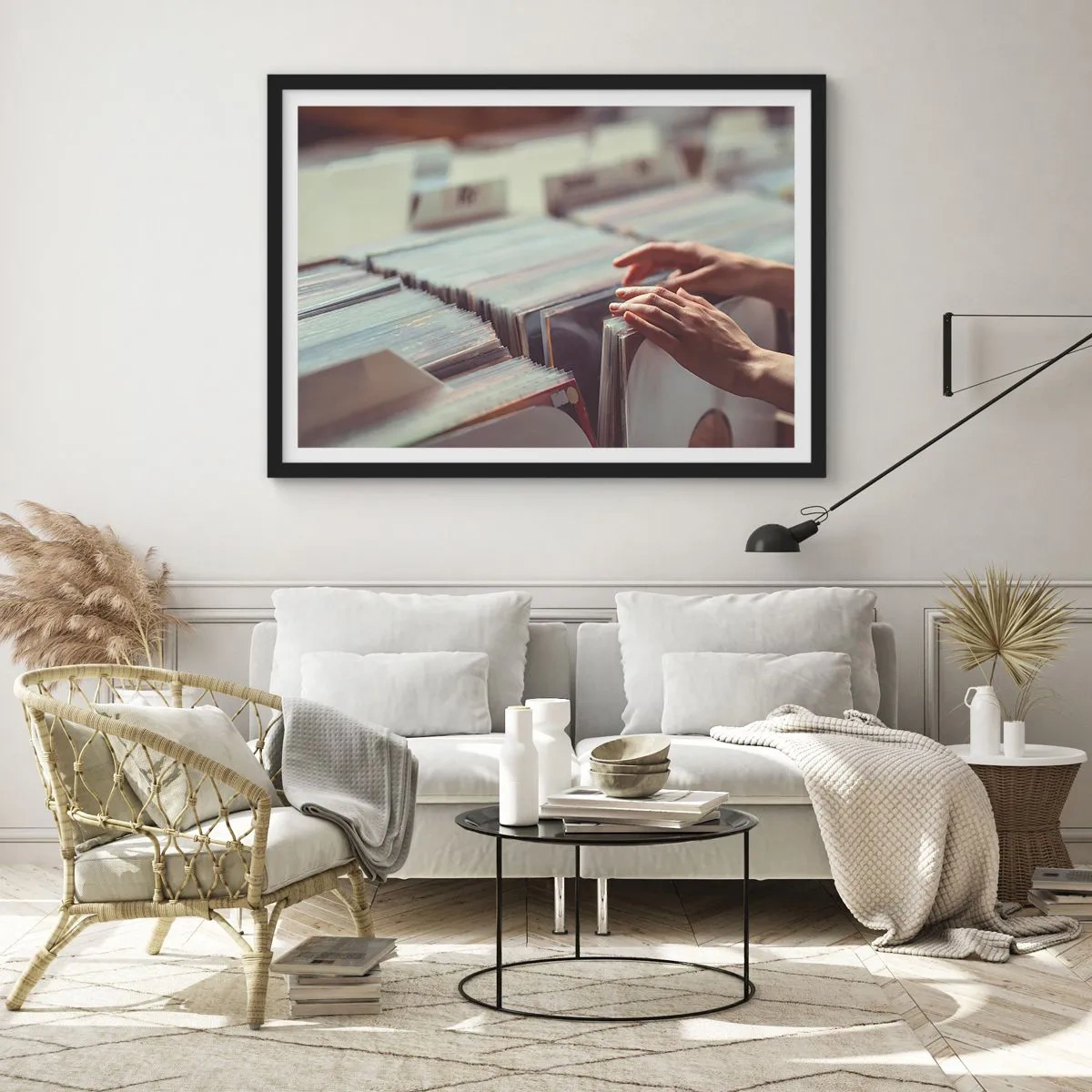Poster in cornice nera - Mani che guardano attraverso una collezione di vinili - 70x50cm - Alla ricerca di emozioni - Decorazione murale moderna per soggiorno e camera da letto ARTTOR