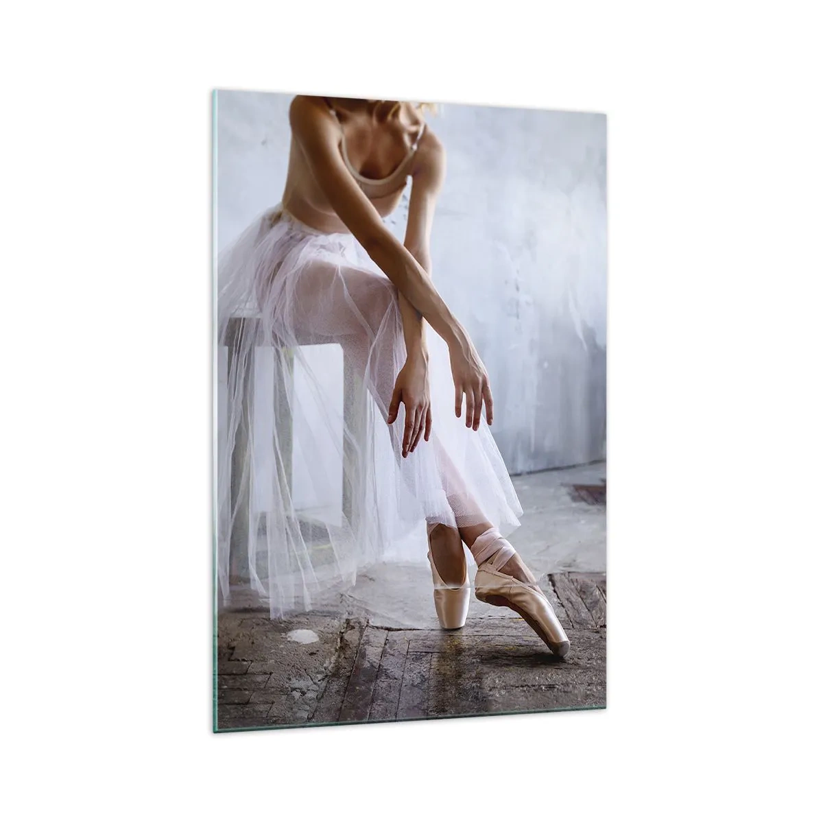 Quadro su vetro - Una ballerina in una posa delicata su uno sfondo industriale - 70x100cm - Prima che si accendano le luci del palco - Decorazione murale moderna per soggiorno e camera da letto ARTTOR