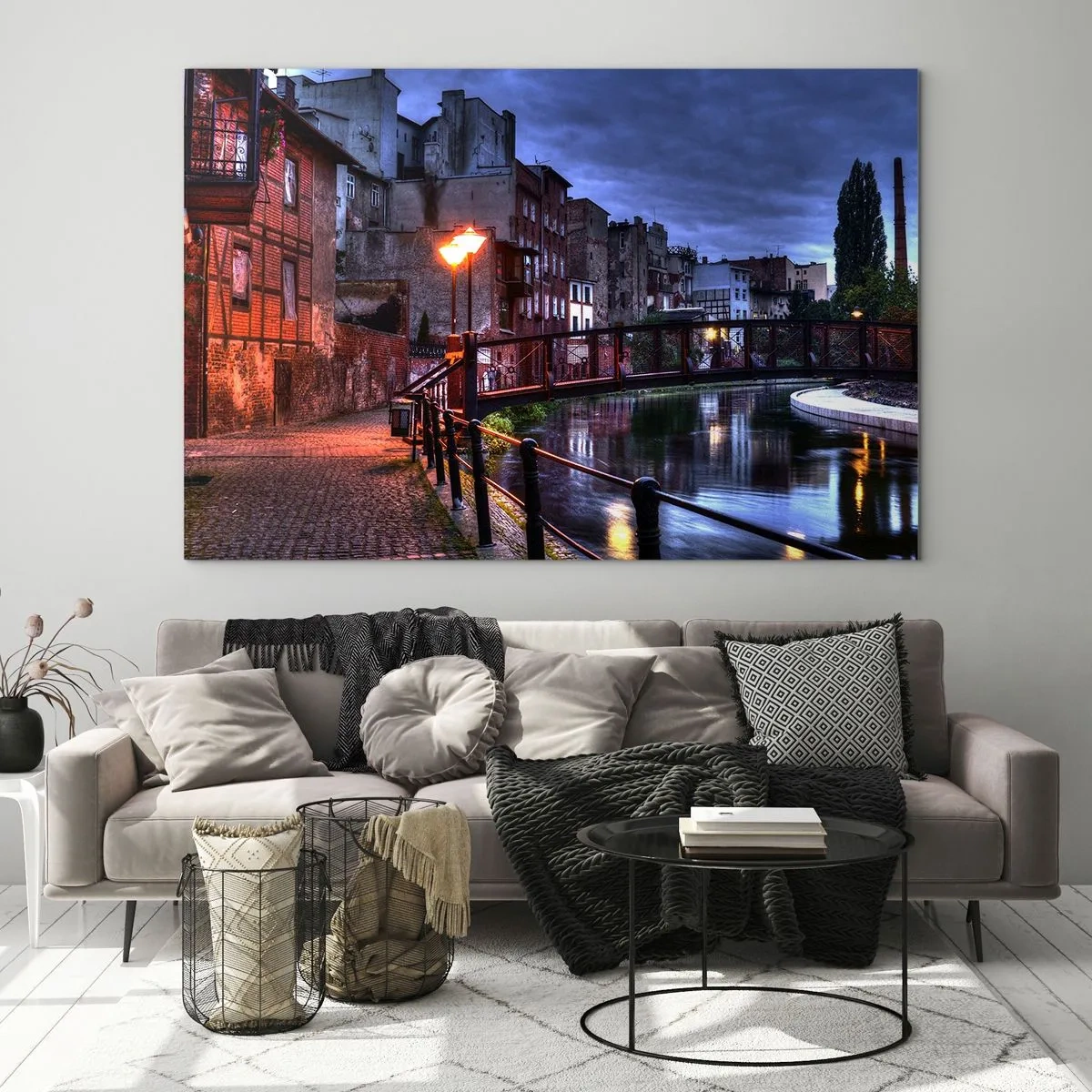 Quadro su vetro - Un'affascinante strada lungo il canale con un ponte e illuminazione serale - 120x80cm - Questa Bydgoszcz non la conosci - Decorazione murale moderna per soggiorno e camera da letto ARTTOR