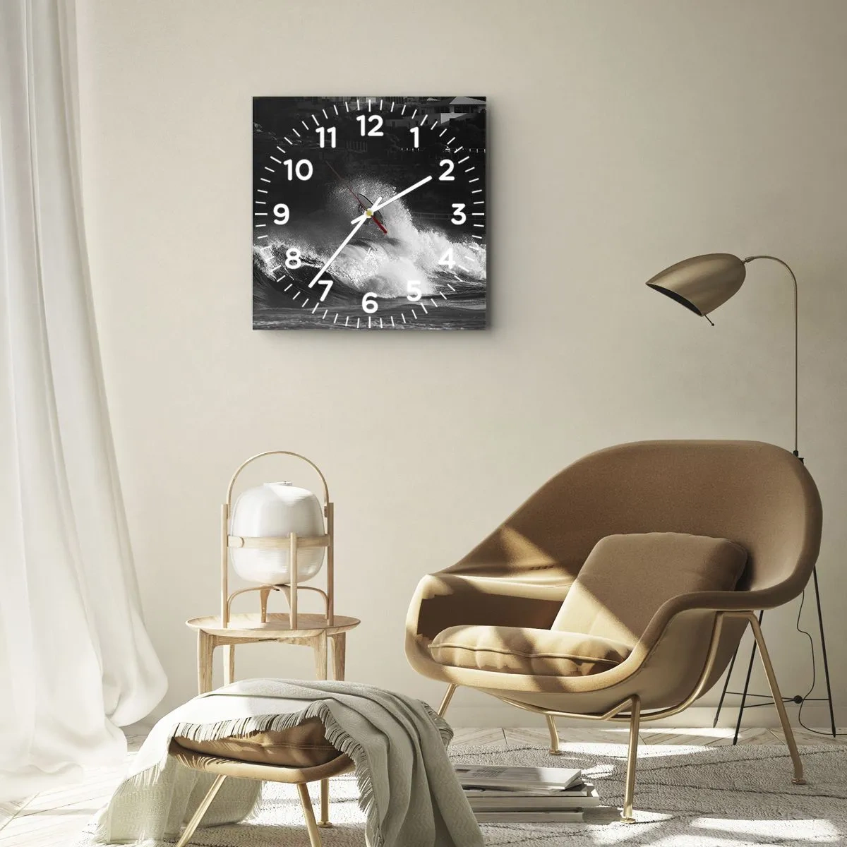 Orologio da parete - Orologio in Vetro - Un surfista che cavalca un'onda in bianco e nero - 30x30cm - Sfida accettata! - Decorazione murale moderna per soggiorno e camera da letto ARTTOR