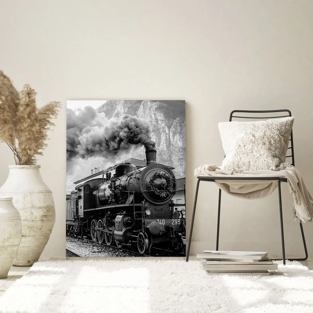 Quadro su vetro - Una locomotiva a vapore bianca e nera sullo sfondo di un paesaggio montano - 80x120cm - Ferma alla stazione... - Decorazione murale moderna per soggiorno e camera da letto ARTTOR