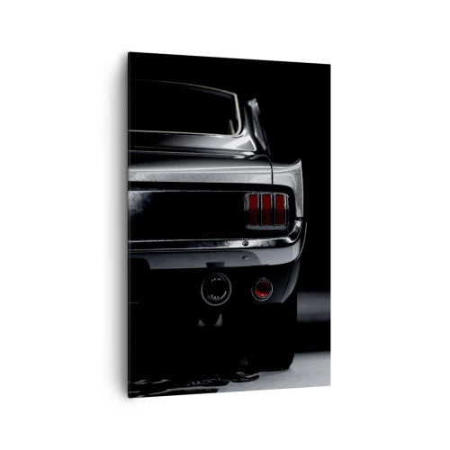 Quadro su tela - Stampe su Tela - Un'immagine in bianco e nero della parte posteriore di un'auto d'epoca su uno sfondo scuro. - 80x120cm - Il fascino del classico - Decorazione murale moderna per soggiorno e camera da letto ARTTOR