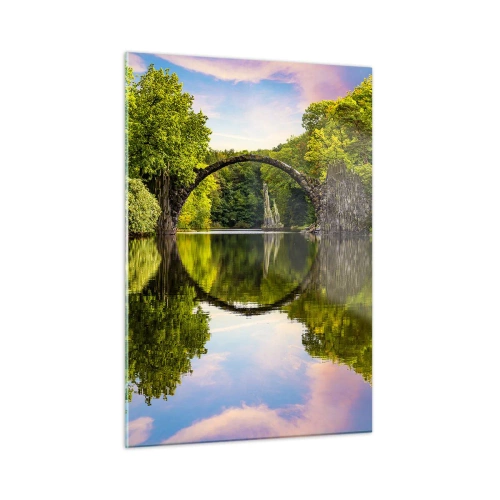 Quadro su vetro - Un ponte di pietra riflesso nella calma superficie del lago - 50x70cm - All'incontro di due mondi - Decorazione murale moderna per soggiorno e camera da letto ARTTOR