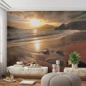 Fotomurali Premium Sand - Tramonto su una spiaggia sabbiosa e rocce - 100x70cm - Seguendo il sole verso le colline - Decorazione murale moderna per soggiorno e camera da letto ARTTOR