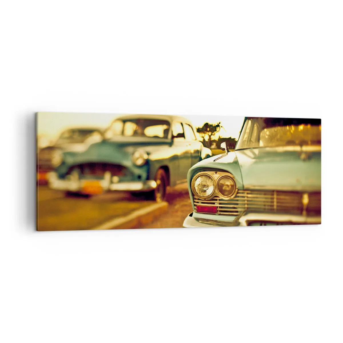 Quadro su tela - Stampe su Tela - Auto d'epoca nella calda luce del tramonto - 140x50cm - Aspettiamo, vediamo - Decorazione murale moderna per soggiorno e camera da letto ARTTOR