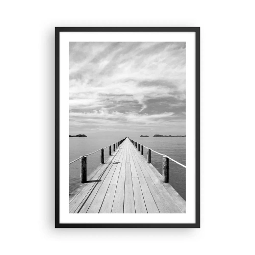 Poster in cornice nera - Un molo di legno che si estende in lontananza attraverso acque calme - 50x70cm - Forse un viaggio... - Decorazione murale moderna per soggiorno e camera da letto ARTTOR