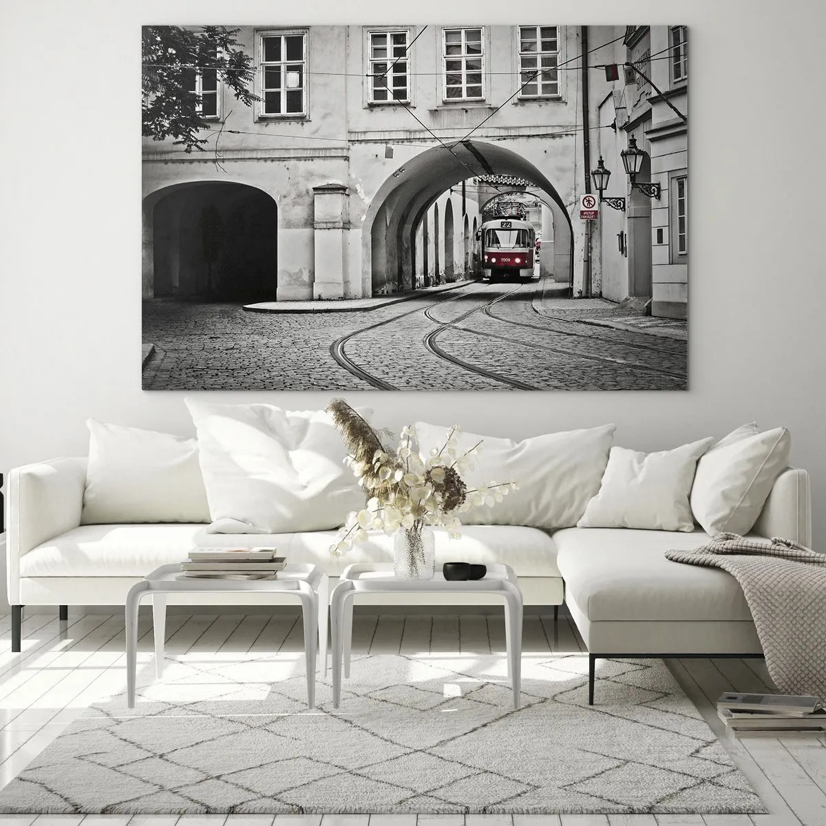 Quadro su vetro - Tram bianco e nero in una vecchia strada - 120x80cm - Attraverso il labirinto cittadino - Decorazione murale moderna per soggiorno e camera da letto ARTTOR