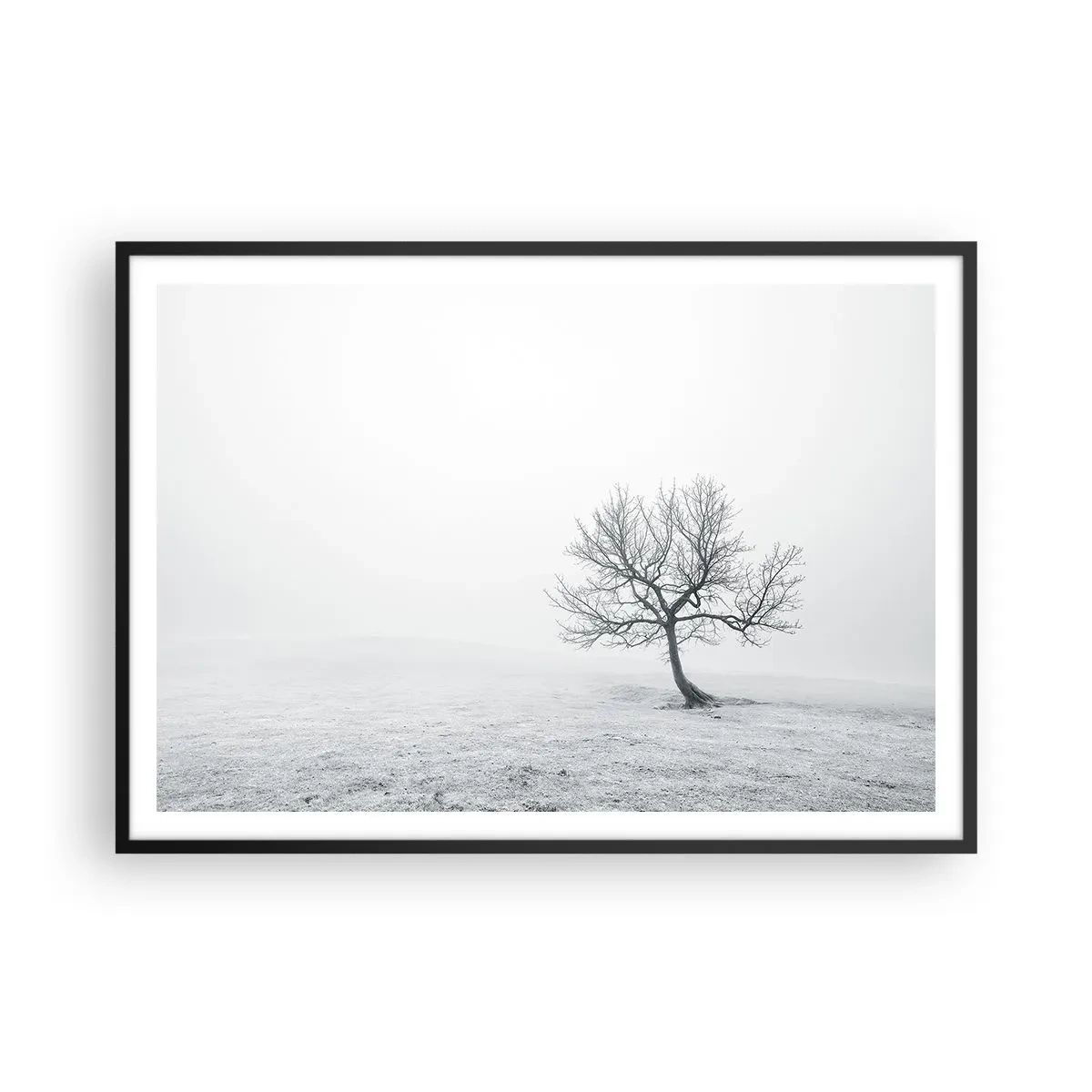 Poster in cornice nera - Un albero solitario nella nebbia invernale in un campo vuoto - 100x70cm - Contro il nulla - Decorazione murale moderna per soggiorno e camera da letto ARTTOR