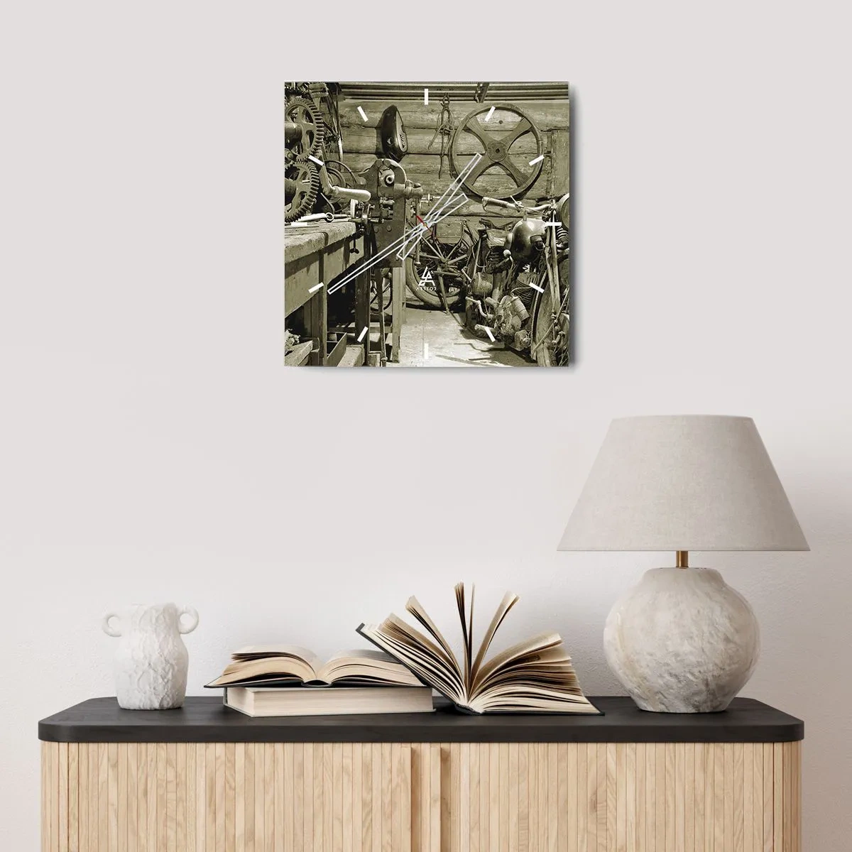Orologio da parete - Orologio in Vetro - Officina retrò con motociclette e attrezzi - 30x30cm - Nel capanno di zio Alfredo - Decorazione murale moderna per soggiorno e camera da letto ARTTOR