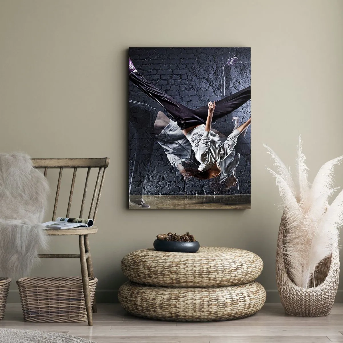 Quadro su tela - Stampe su Tela - Un ballerino in un salto dinamico contro un muro di mattoni - 80x120cm - Eroe di strada - Decorazione murale moderna per soggiorno e camera da letto ARTTOR