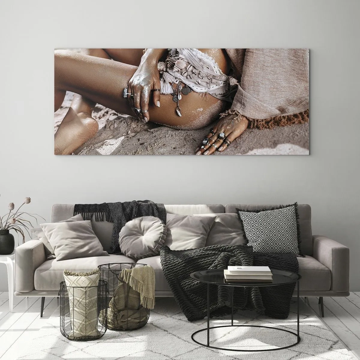 Quadro su vetro - Donna boho sulla spiaggia con gioielli - 120x50cm - Gettata dalle onde? - Decorazione murale moderna per soggiorno e camera da letto ARTTOR