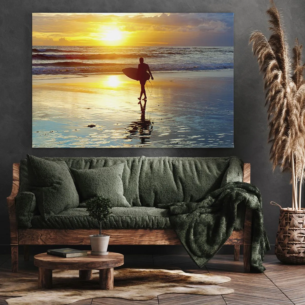 Quadro su tela - Stampe su Tela - Un surfista cammina sulla spiaggia al tramonto con una tavola in mano. - 120x80cm - Il ritorno del guerriero - Decorazione murale moderna per soggiorno e camera da letto ARTTOR