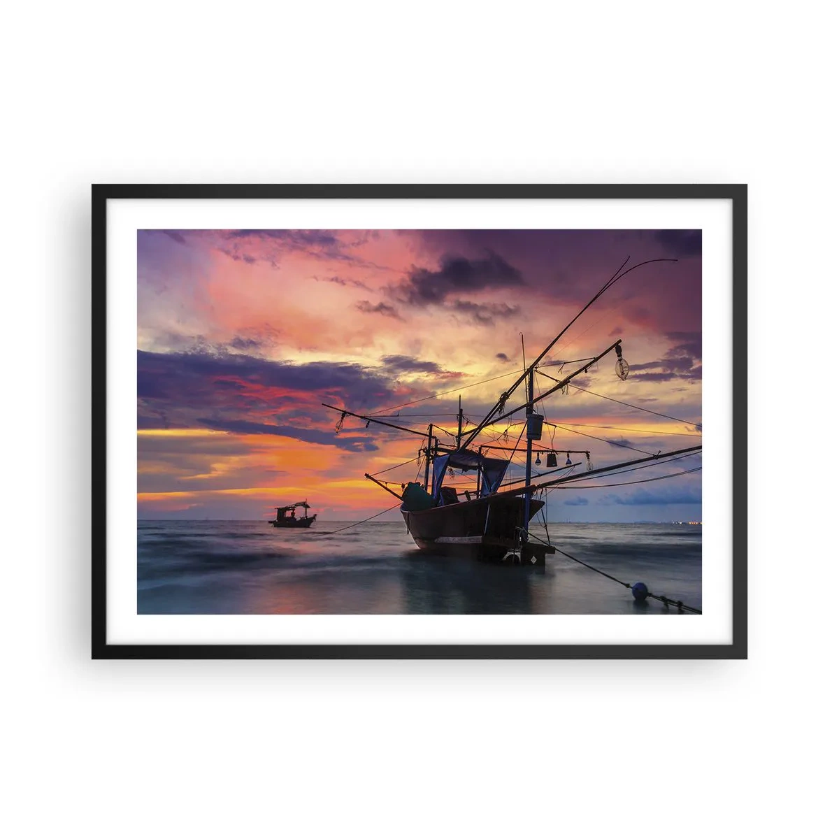 Poster in cornice nera - Una barca da pesca sullo sfondo di un tramonto colorato - 70x50cm - Sera esotica - Decorazione murale moderna per soggiorno e camera da letto ARTTOR