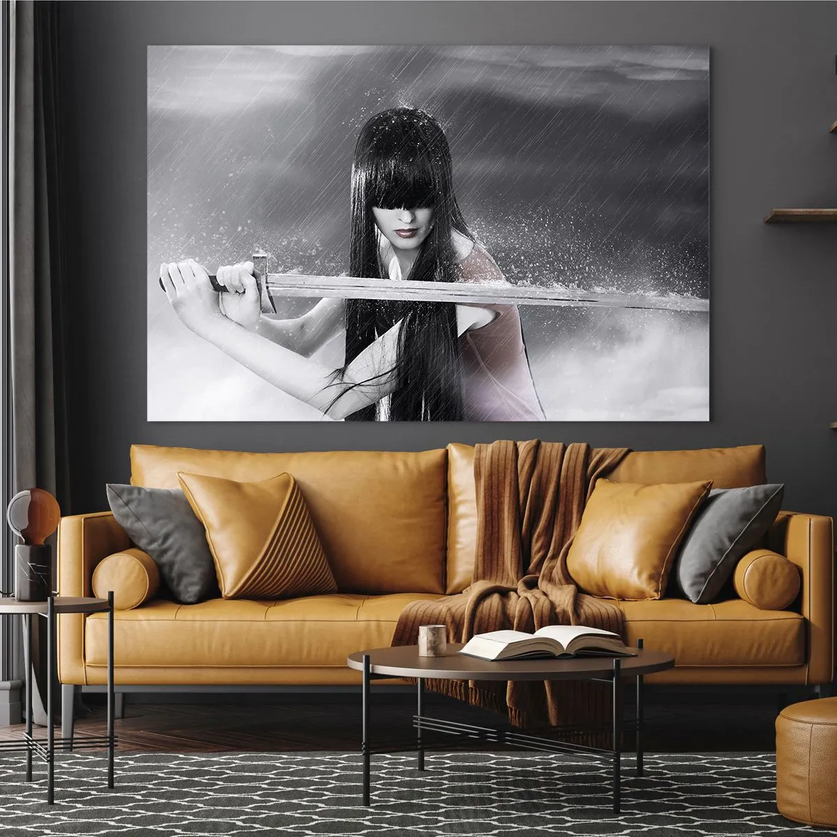 Quadro su vetro - Una donna con una spada sotto la pioggia su uno sfondo monocromo. - 70x50cm - Bella e pericolosa - Decorazione murale moderna per soggiorno e camera da letto ARTTOR