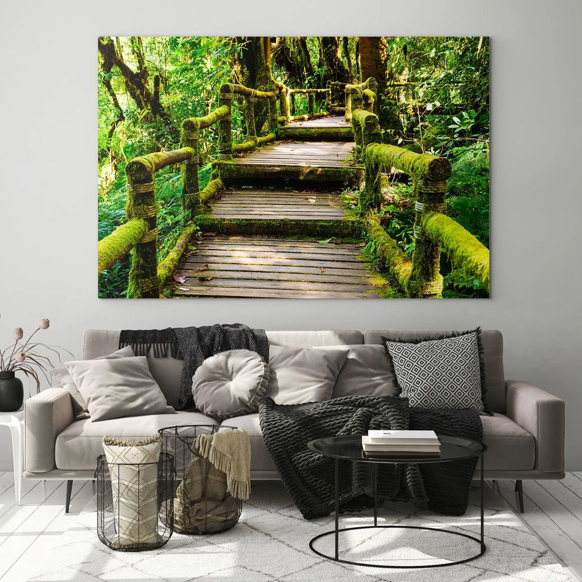Quadro su vetro - Un sentiero di legno in una foresta verde ricoperta di muschio - 100x70cm - Un corridoio nel verde - Decorazione murale moderna per soggiorno e camera da letto ARTTOR