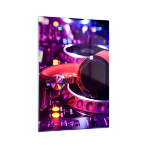 Quadro su vetro - Cuffie da DJ su una console con illuminazione al neon - 70x100cm - Prima che inizi la festa - Decorazione murale moderna per soggiorno e camera da letto ARTTOR