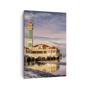 Quadro su tela - Stampe su Tela - Un imponente edificio con un minareto sull'acqua circondato da un paesaggio tranquillo - 70x100cm - Il tempio della natura - Decorazione murale moderna per soggiorno e camera da letto ARTTOR
