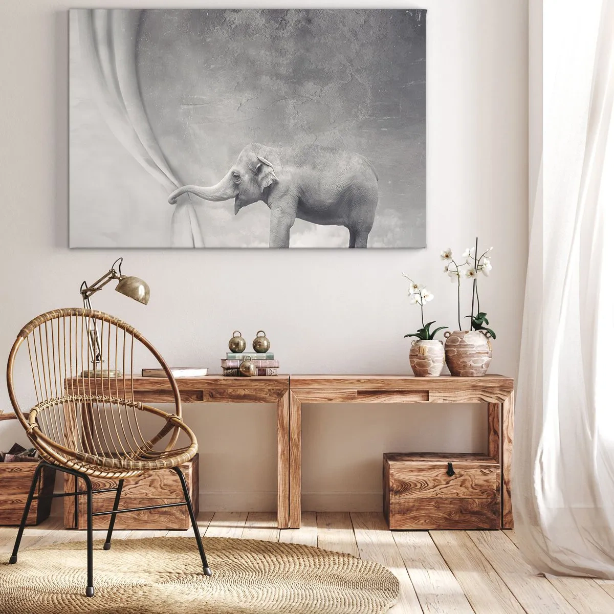 Quadro su tela - Stampe su Tela - Un elefante che scosta la tenda in una surreale ripresa in bianco e nero - 100x70cm - Svelare il mistero - Decorazione murale moderna per soggiorno e camera da letto ARTTOR