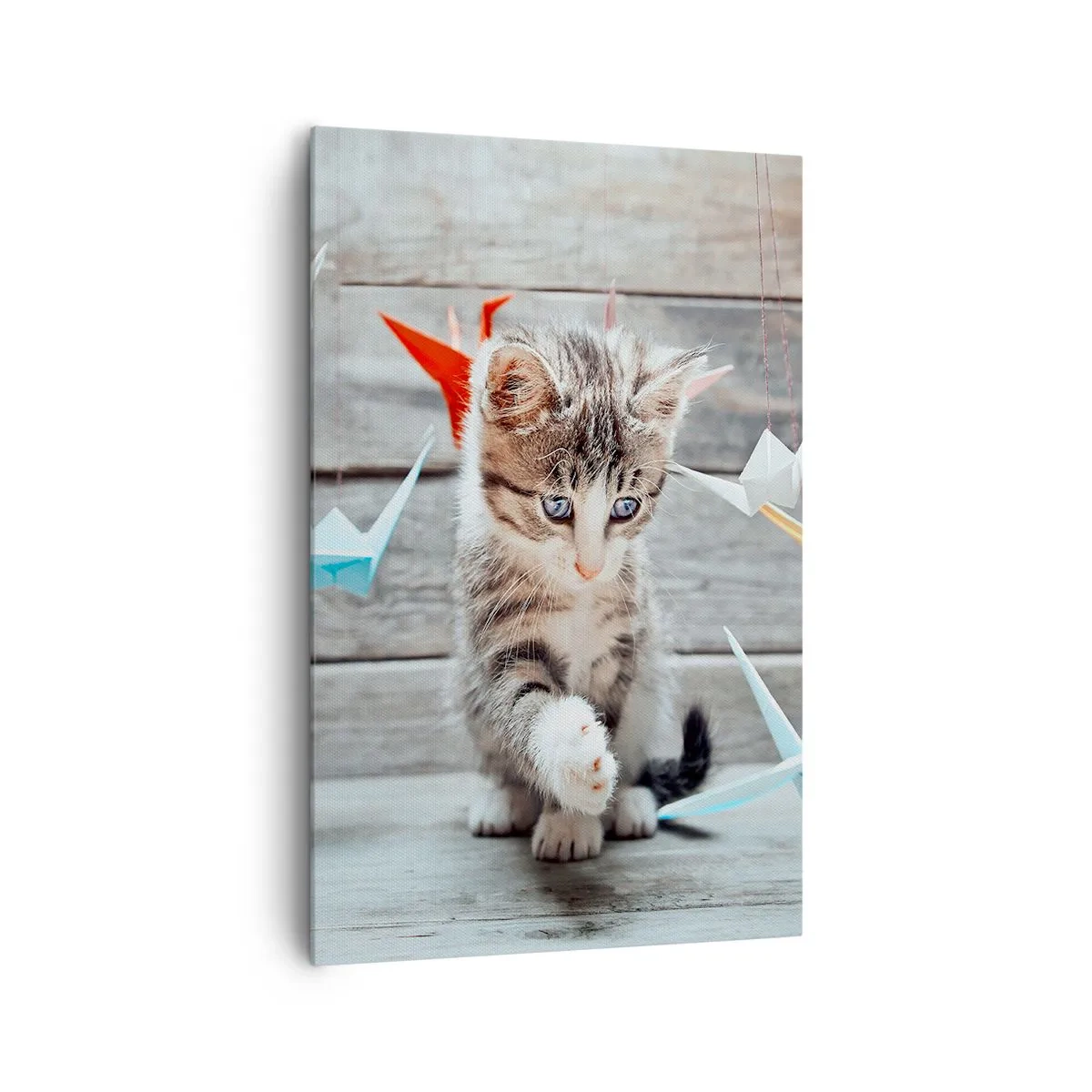 Quadro su tela - Stampe su Tela - Un gattino che gioca con delle gru di carta origami appese. - 80x120cm - Prima lezione - Decorazione murale moderna per soggiorno e camera da letto ARTTOR