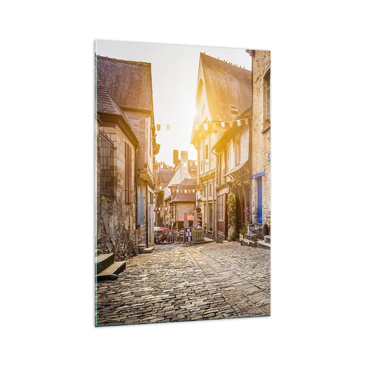 Quadro su vetro - Una strada affascinante con pavimentazione in pietra esposta alla luce del sole - 70x100cm - Lo spirito bianco della cittadina - Decorazione murale moderna per soggiorno e camera da letto ARTTOR