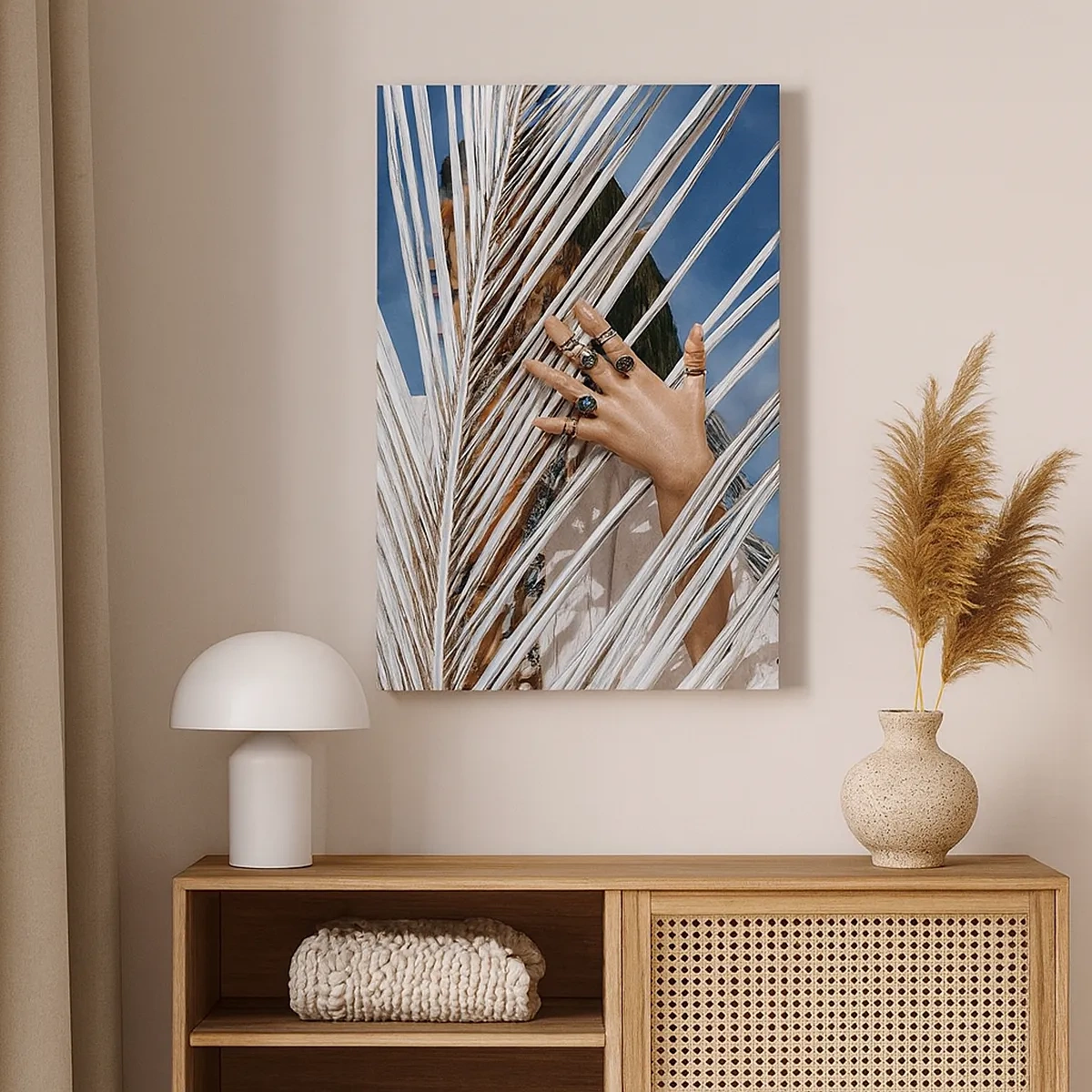 Quadro su tela - Stampe su Tela - Una donna nascosta dietro foglie di palma con anelli alle mani. - 50x70cm - La ragazza dello sciamano? - Decorazione murale moderna per soggiorno e camera da letto ARTTOR