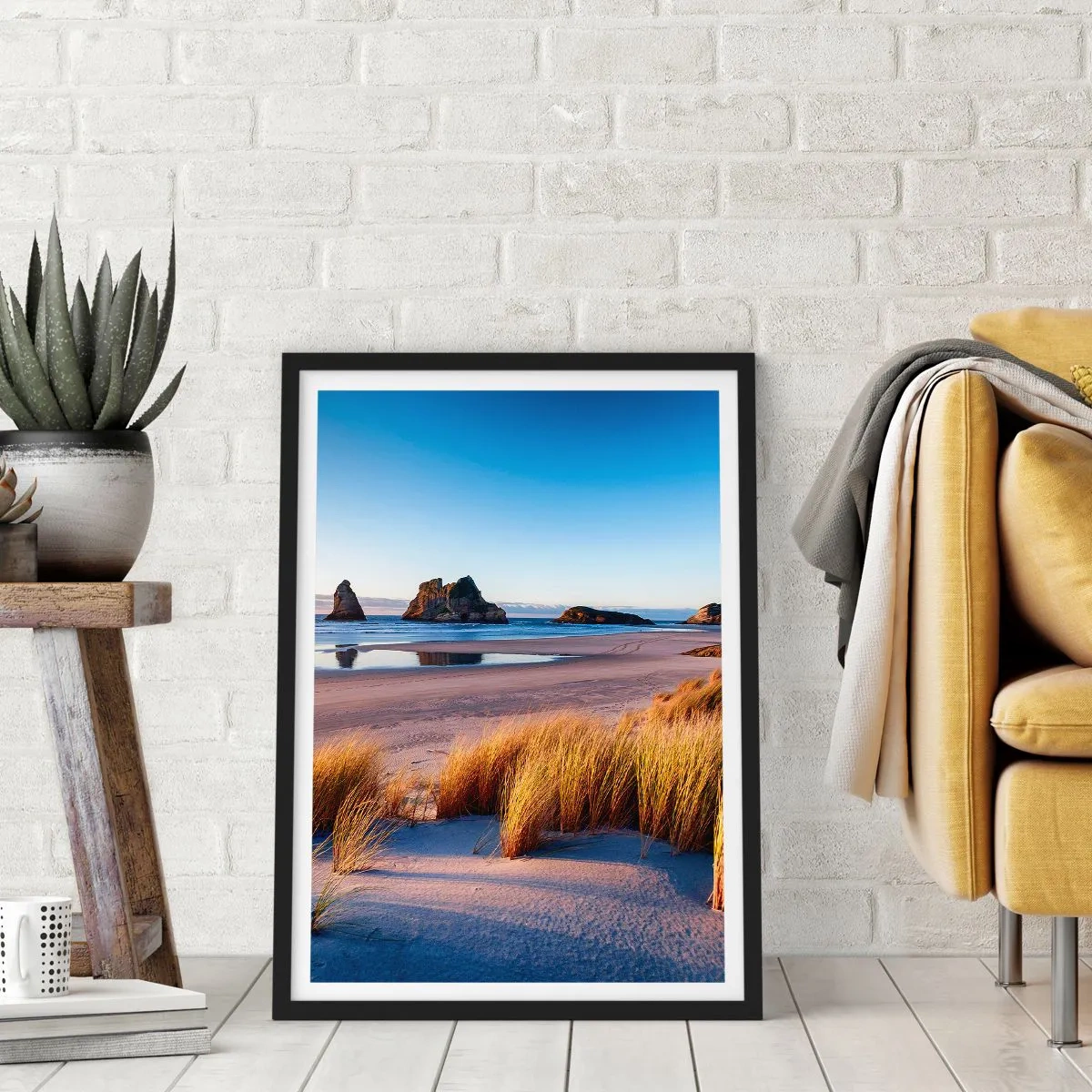 Poster in cornice nera - Una spiaggia pittoresca con erba e rocce sullo sfondo di un oceano calmo - 50x70cm - Per i cercatori di pace - Decorazione murale moderna per soggiorno e camera da letto ARTTOR
