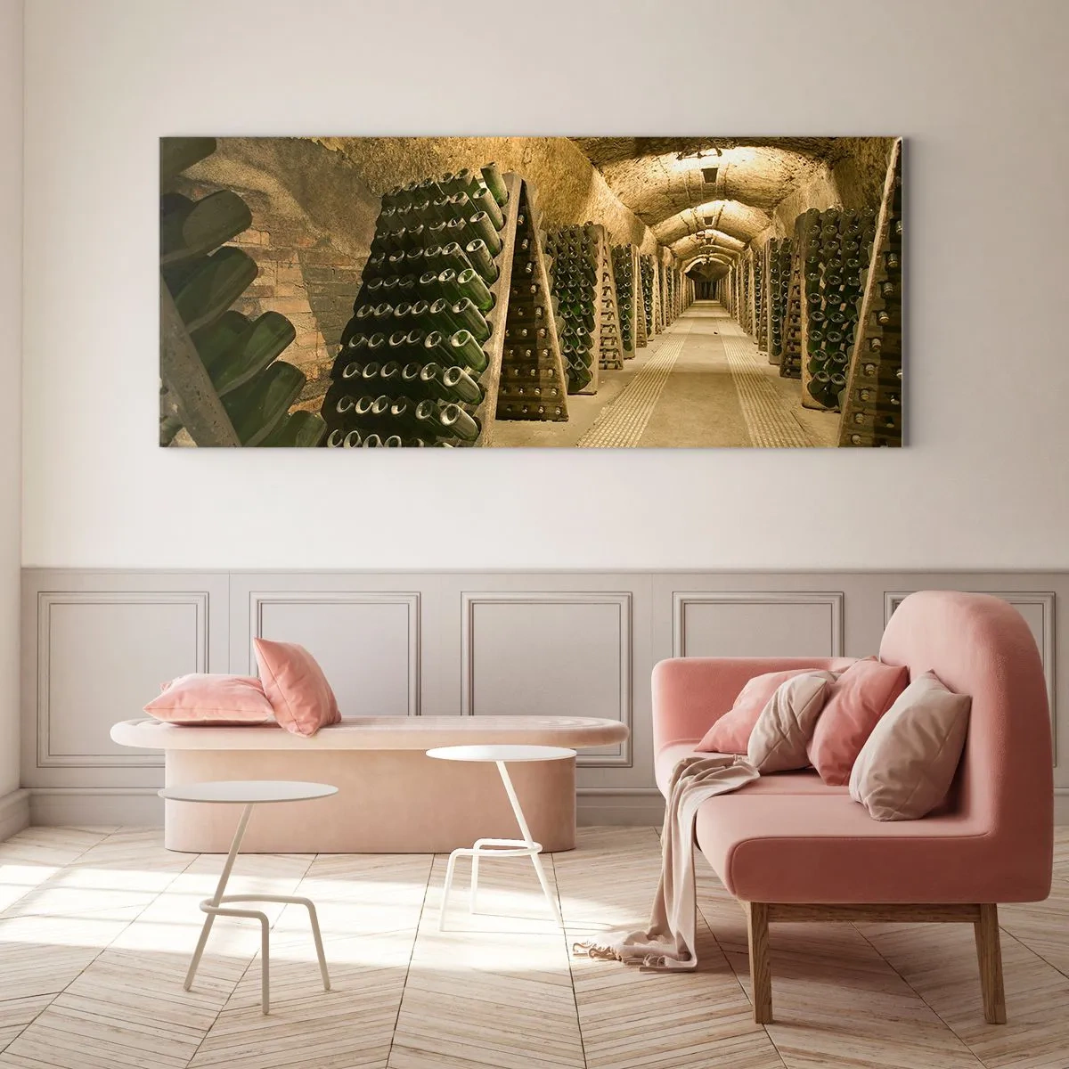 Quadro su vetro - Un vigneto con una cantina piena di bottiglie di vino esposte su scaffali di legno. - 120x50cm - Nascita del sapore - Decorazione murale moderna per soggiorno e camera da letto ARTTOR