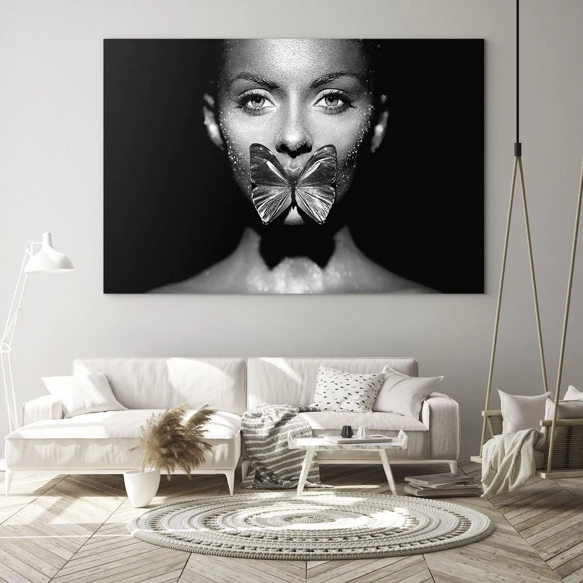 Quadro su vetro - Ritratto di una donna con una farfalla sulle labbra in bianco e nero - 70x50cm - Il bacio delle farfalle - Decorazione murale moderna per soggiorno e camera da letto ARTTOR