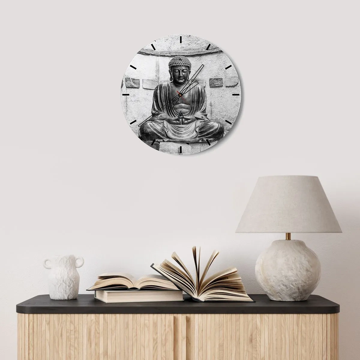 Orologio da parete - Orologio in Vetro - Una statua del Buddha in stile monocromatico su uno sfondo di muro - 30x30cm - Alla fonte della pace - Decorazione murale moderna per soggiorno, cucina e camera da letto ARTTOR
