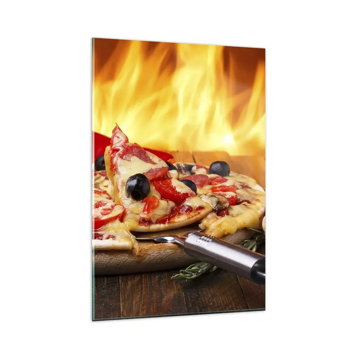 Quadro su vetro - Pizza con olive, pomodori e peperoni su sfondo di fiamme - 80x120cm - From Italy with love - Decorazione murale moderna per soggiorno e camera da letto ARTTOR