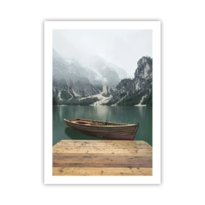 Poster - Una barca al molo con montagne e un lago sullo sfondo - 50x70cm - E attorno le fiere rocce - Decorazione murale moderna per soggiorno e camera da letto ARTTOR