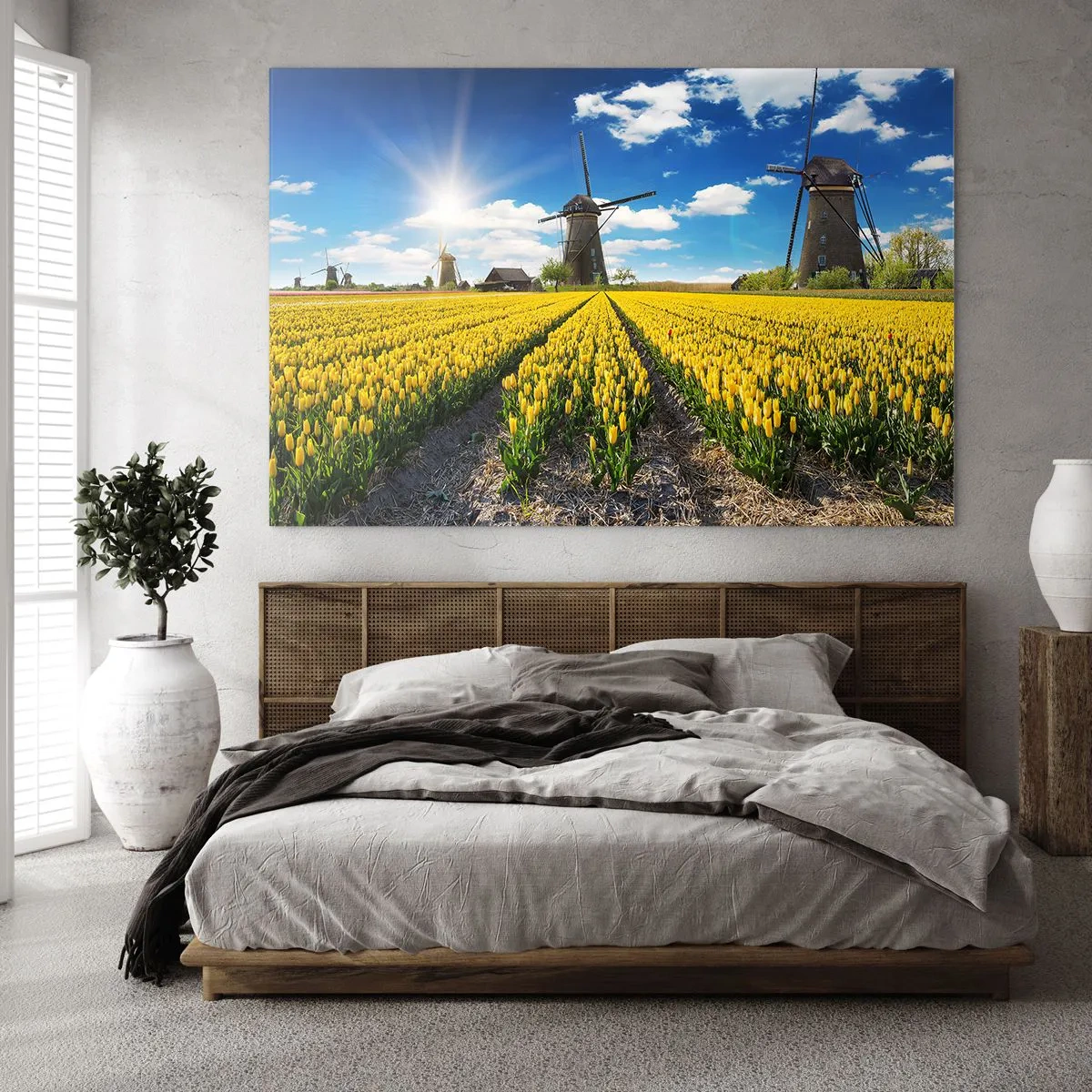 Quadro su vetro - Un campo di tulipani gialli con mulini a vento sullo sfondo in una giornata di sole. - 100x70cm - Più olandesi di così non si può - Decorazione murale moderna per soggiorno e camera da letto ARTTOR