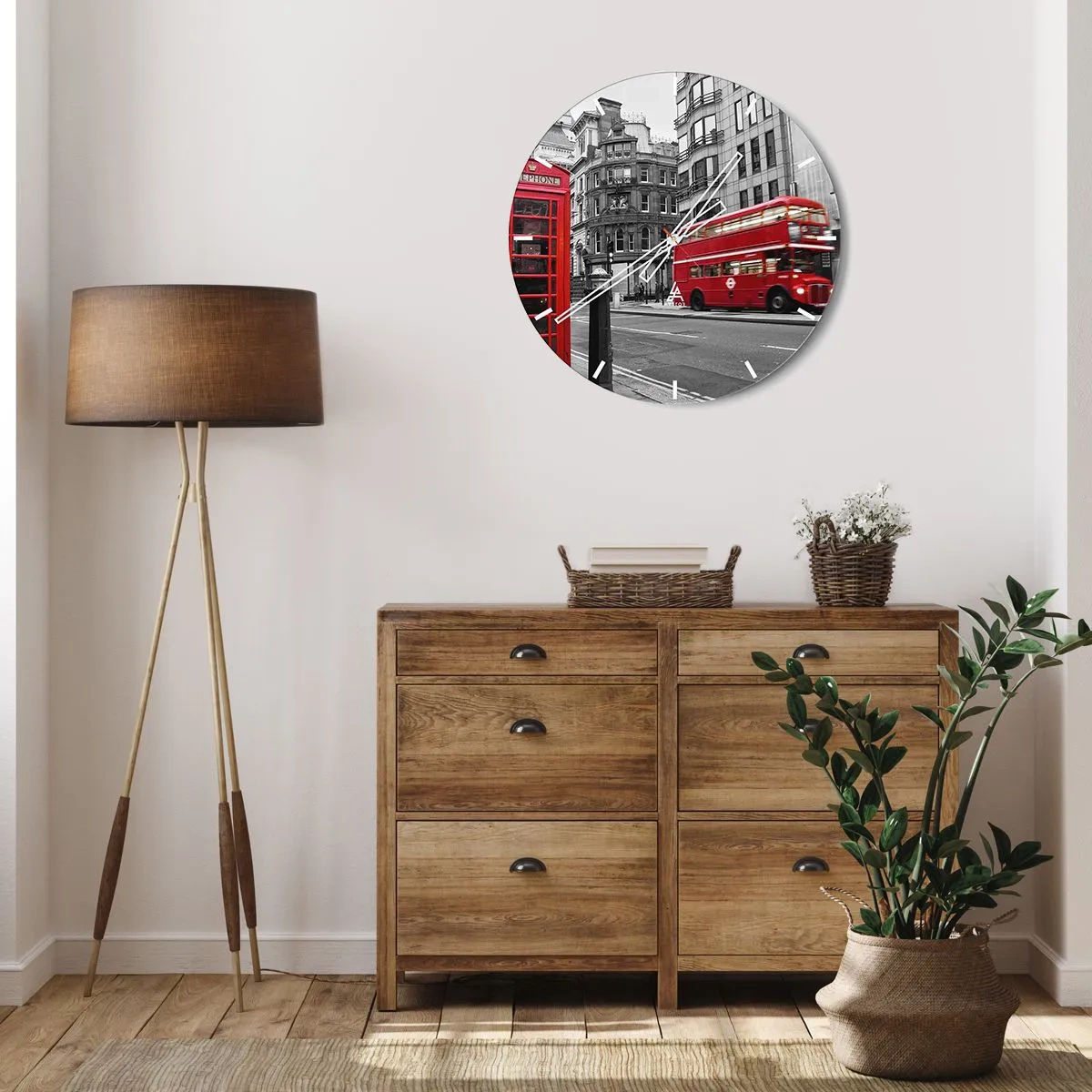 Orologio da parete - Orologio in Vetro - Un autobus rosso e una cabina telefonica sullo sfondo delle strade di Londra. - 30x30cm - Il più rosso d'Europa - Decorazione murale moderna per soggiorno, cucina e camera da letto ARTTOR