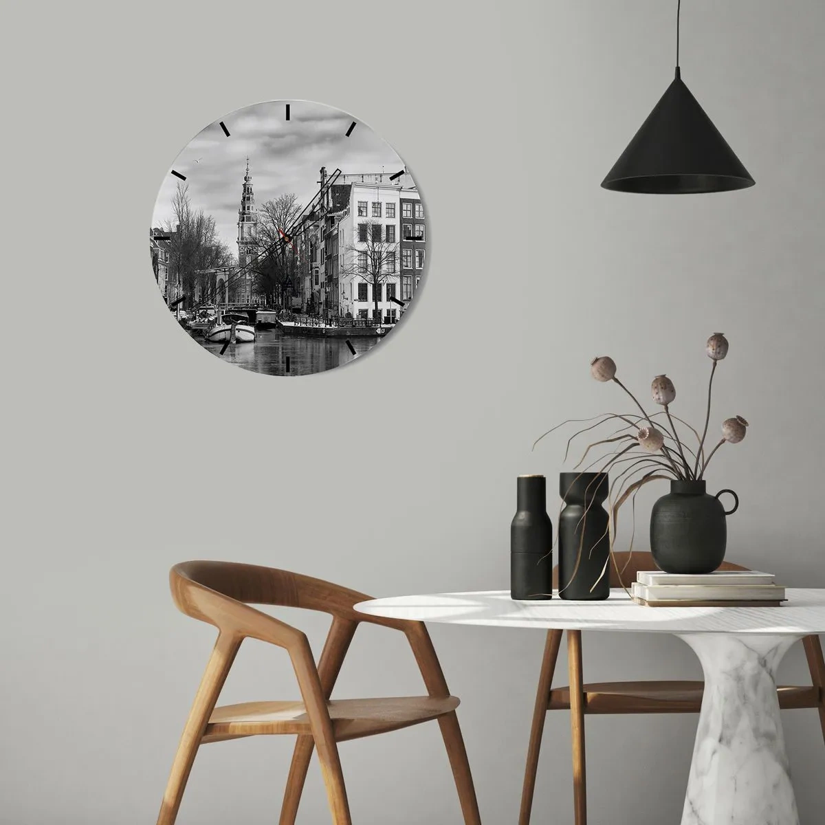 Orologio da parete - Orologio in Vetro - Vista in bianco e nero del canale e dell'architettura della città - 30x30cm - Atmosfera di Amsterdam - Decorazione murale moderna per soggiorno, cucina e camera da letto ARTTOR