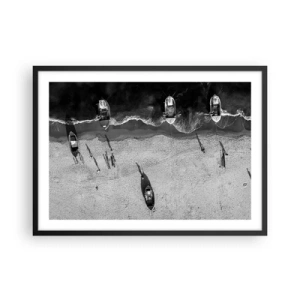 Poster in cornice nera - Vista aerea in bianco e nero delle barche sulla spiaggia - 70x50cm - Ancora sulla riva... - Decorazione murale moderna per soggiorno e camera da letto ARTTOR