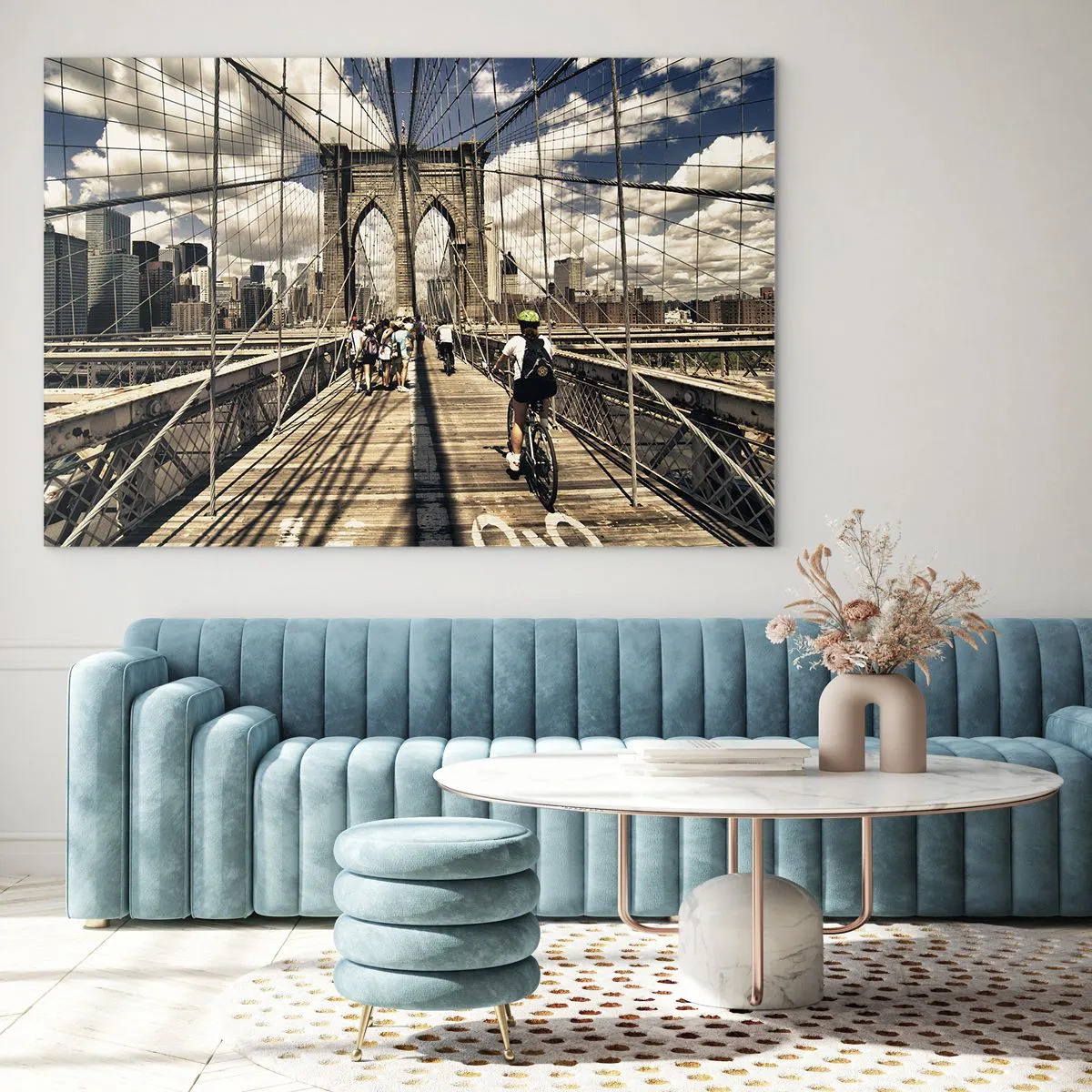 Quadro su vetro - Il ponte di Brooklyn in una giornata di sole con pedoni e ciclisti - 100x70cm - Dritto al cuore della città - Decorazione murale moderna per soggiorno e camera da letto ARTTOR