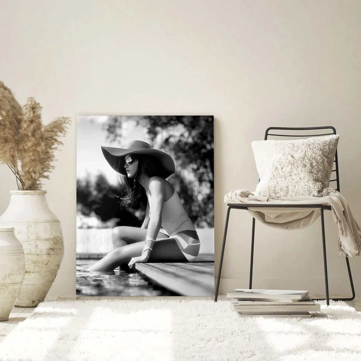 Quadro su vetro - Donna con cappello seduta a bordo piscina in bianco e nero - 50x70cm - Sogno estivo - Decorazione murale moderna per soggiorno e camera da letto ARTTOR